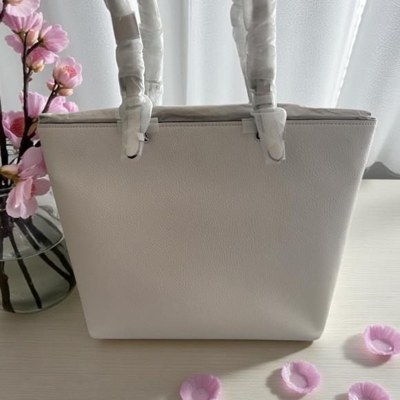 Michael Kors Jet Set Tote - Picture 3 of 9